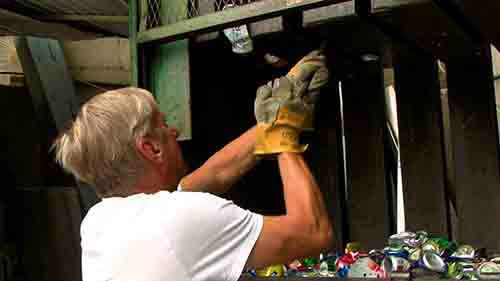 How to make a bale of Aluminum Cans in Waste Metal Compactor & Bailer Compactor by M Dunn Recycling with Joe Kairis. Recycle aluminum cans and bring them in for cash today. Make sure all cans are dry and in one bag with no trash included. We're located at 3611 Welsh Road Philadelphia PA 19136 215-624-2420. Always call for CURRENT PRICES.